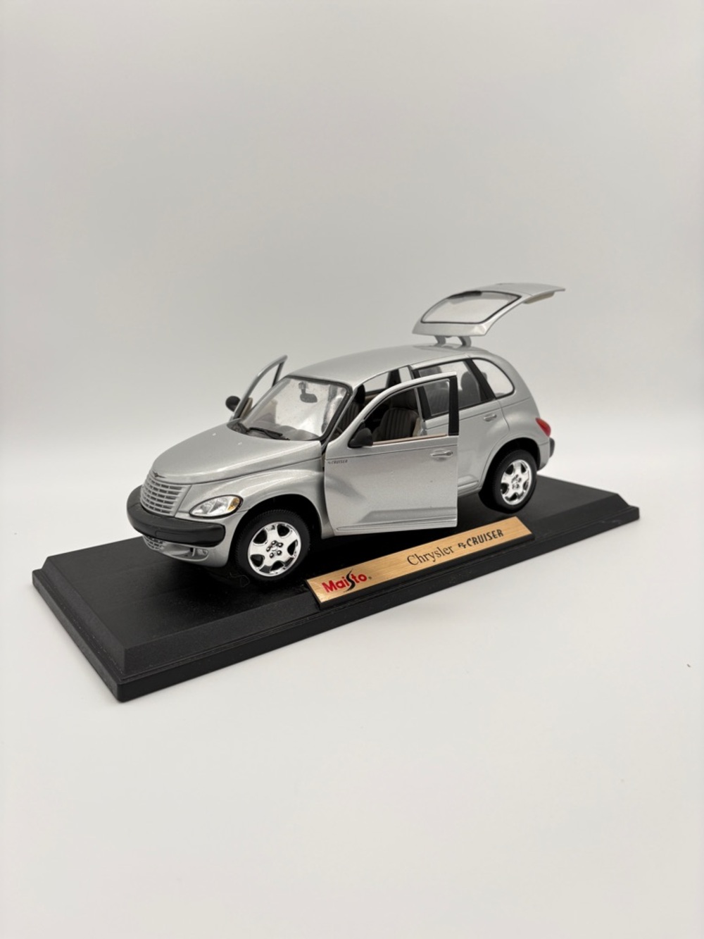 Vintage 1:18 Maisto Chrysler PT Cruiser Silver Diecast w/ Base